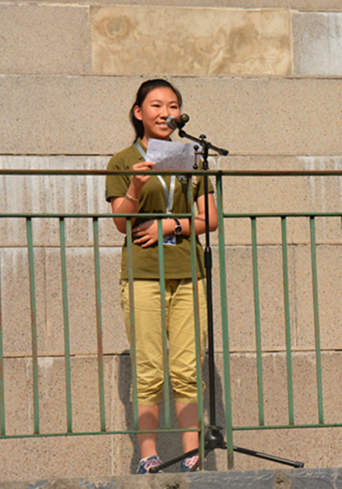 学生讲话.jpg 学生讲话.jpg