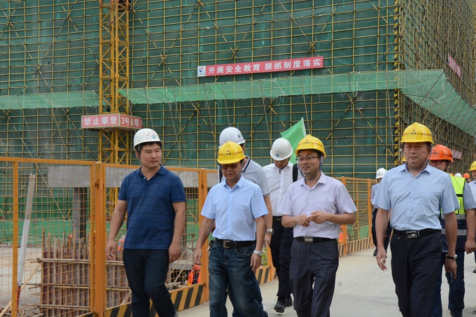 工地视察1.JPG
