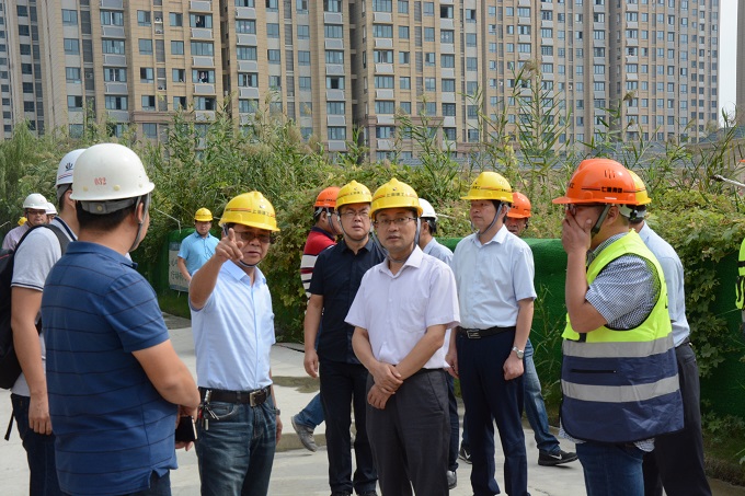 工地视察2.JPG
