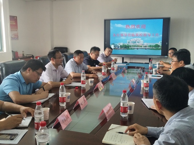 听取汇报.jpg 听取汇报.jpg