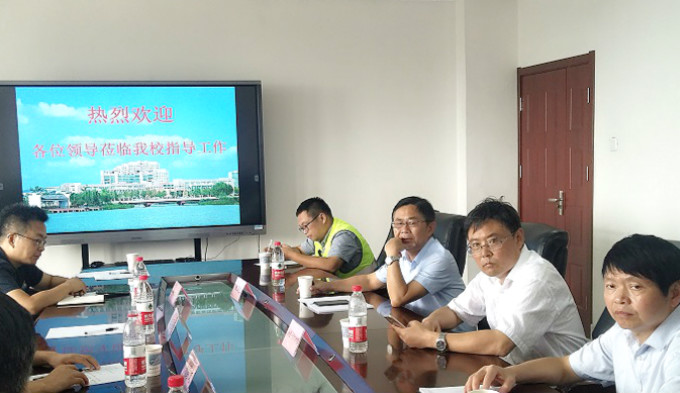 校领导聆听1.jpg 校领导聆听1.jpg