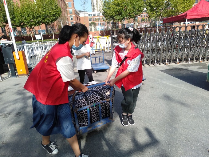 志愿者接送.jpg 志愿者接送.jpg