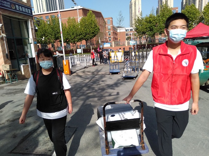 志愿者接送1.jpg 志愿者接送1.jpg