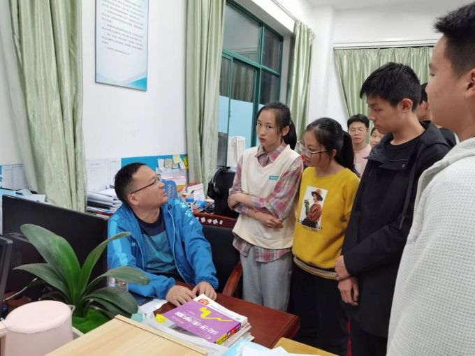 闵远毅和孩子谈心.jpg 闵远毅和孩子谈心.jpg